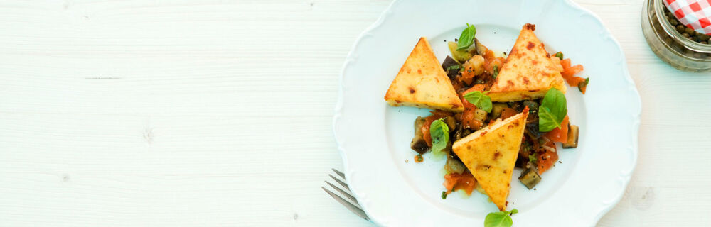 Polentaplätzchen mit Auberginenragout Polentaplätzchen mit Auberginenragout