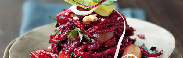 Rote-Bete-Salat mit Cassis-Vinaigrette und grünen Trauben Rote-Bete-Salat mit Cassis-Vinaigrette und grünen Trauben