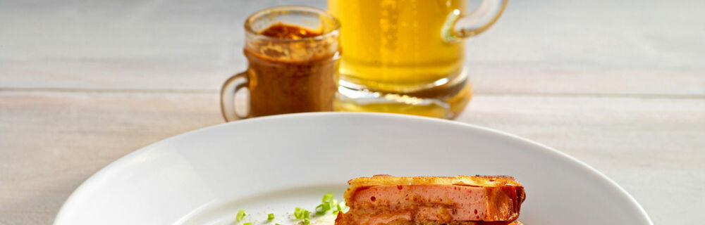 Gfüllter Leberkas im knusprigen Brotmantel Gfüllter Leberkas im knusprigen Brotmantel