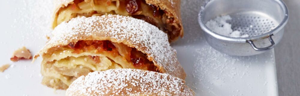 Apfelstrudel mit Pinienkernen und Rosinen Apfelstrudel mit Pinienkernen und Rosinen