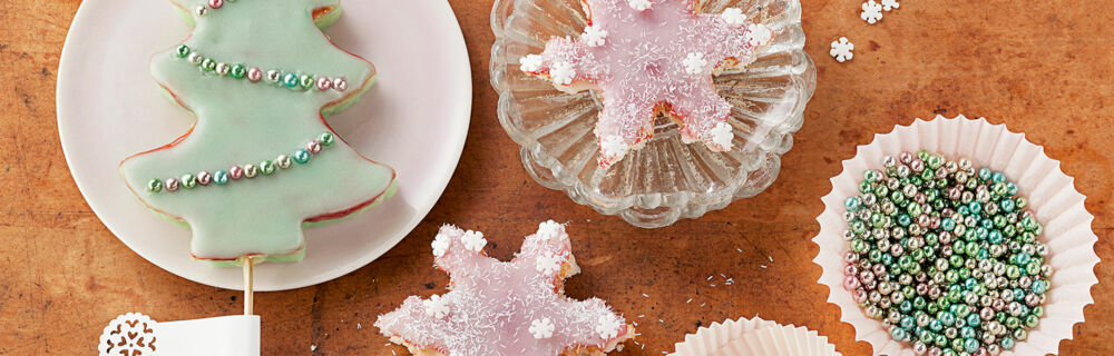 SCHNEEFLOCKEN UND TANNENBÄUME SCHNEEFLOCKEN UND TANNENBÄUME