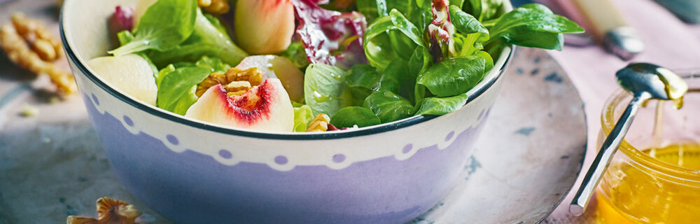 Bunter Salat mit Pfirsichen Bunter Salat mit Pfirsichen