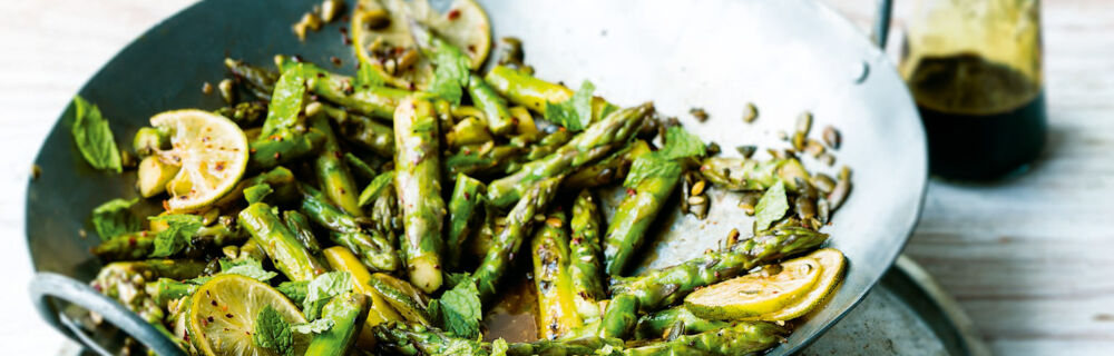 Grüner Wok-Spargel mit Knusper-Feta Grüner Wok-Spargel mit Knusper-Feta
