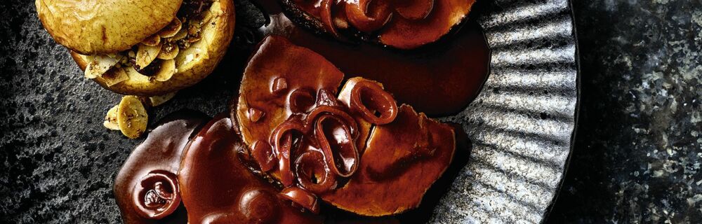 Damwild-Schäufele mit Bratapfel und Rotweinsauce