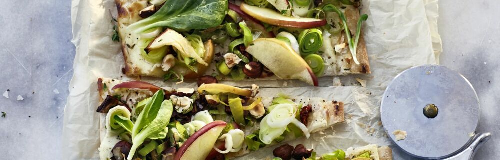 Flammkuchen mit Apfel, Lauch und Haselnüssen Flammkuchen mit Apfel, Lauch und Haselnüssen