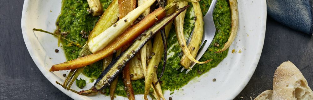 Wurzelgemüse mit Petersilien-Nuss-Pesto Wurzelgemüse mit Petersilien-Nuss-Pesto