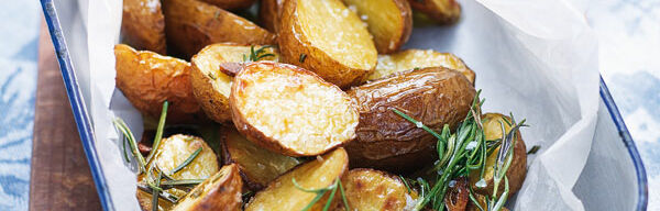 Gebackene Ofenkartoffeln mit Rosmarin in Auflaufform - Ofenkartoffeln Rezept Rosmarin-Ofenkartoffeln