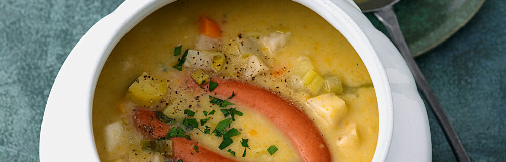 Schüssel Kartoffelsuppe mit ganzen Würstchen und Gemüse - Kartoffelsuppe mit Würstchen Rezept Kartoffelsuppe mit Würstchen