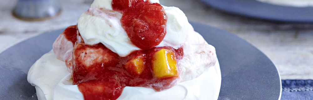 Pavlova mit Rhabarber und Waldmeisterschmand
