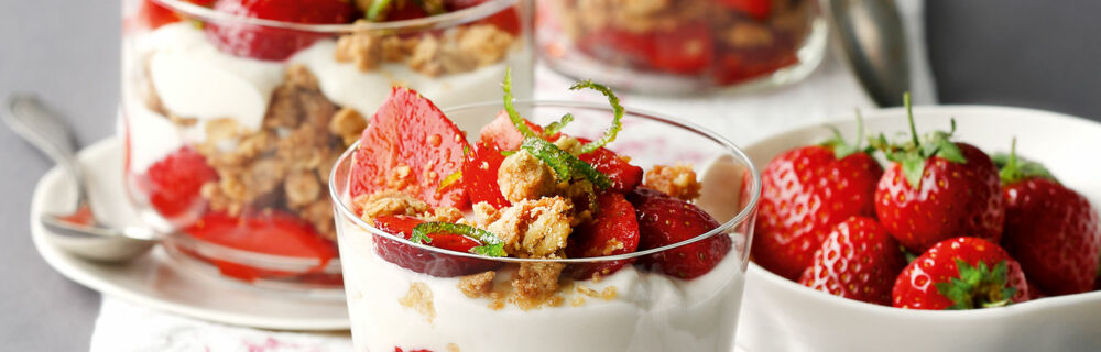 Erdbeer-Kokos-Trifle mit Ingwerstreuseln