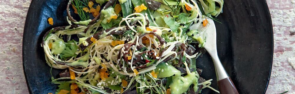 Gurken-Avocado-Salat mit Reisnudeln und Meeresspaghetti Gurken-Avocado-Salat mit Reisnudeln und Meeresspaghetti