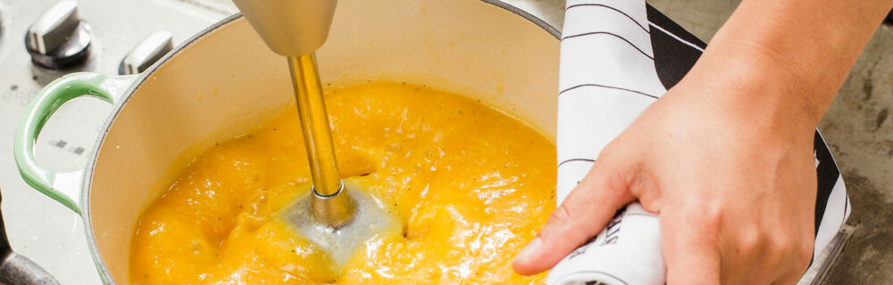 Kürbissuppe im Topf pürieren Küchenglossar Unterseite N-P