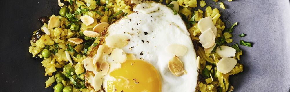 Blumenkohlreis-Pilaf mit Spiegelei Blumenkohlreis-Pilaf mit Spiegelei