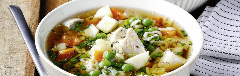 Buchstabensuppe mit Hähnchen und Gemüse Buchstabensuppe mit Hähnchen und Gemüse
