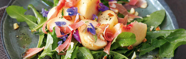 Löwenzahnsalat mit Pfirsichen und Serranoschinken Löwenzahnsalat mit Pfirsichen und Serranoschinken