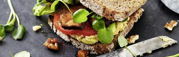 Tomaten-Tofu-Sandwich mit Kresse Tomaten-Tofu-Sandwich mit Kresse