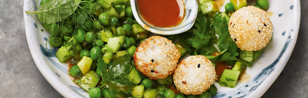 Avocado-Erbsen-Salat mit Reisbällchen und Miso-Dressing Avocado-Erbsen-Salat mit Reisbällchen und Miso-Dressing
