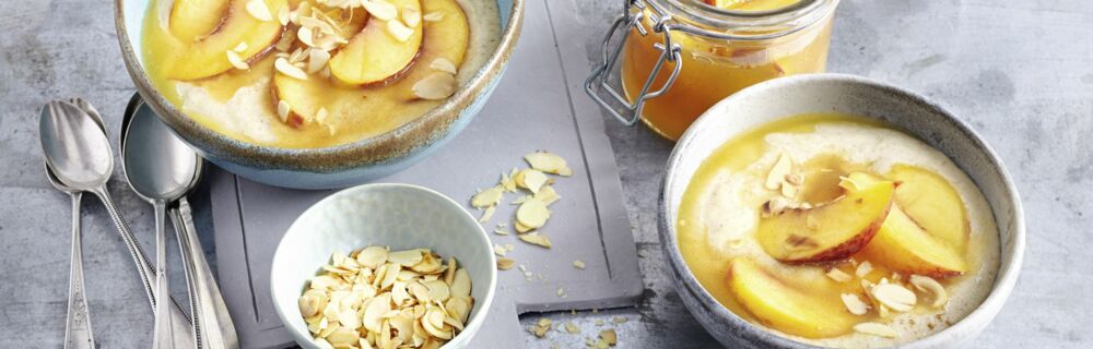 Mandel-Grießbrei mit Nektarinen Mandel-Grießbrei mit Nektarinen