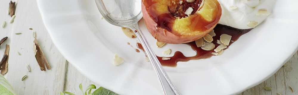 Gewürznektarinen mit Sherrysahne Gewürznektarinen mit Sherrysahne