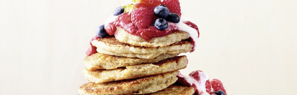 Pancakes mit Joghurt und Beeren Pancakes mit Joghurt und Beeren