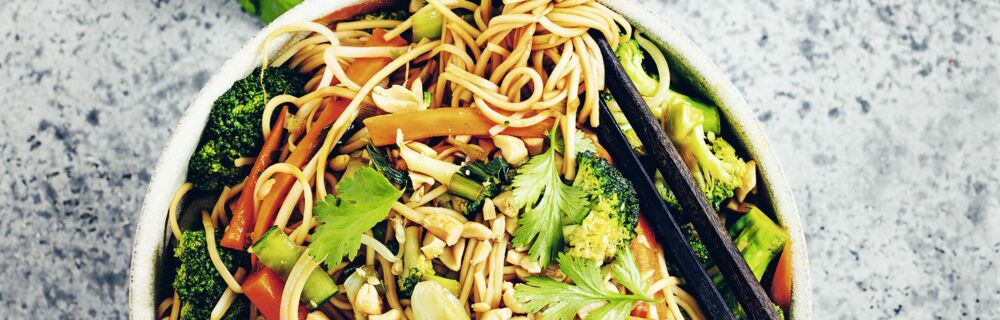 Asia-Wok-Nudeln mit buntem Gemüse Asia-Wok-Nudeln mit buntem Gemüse