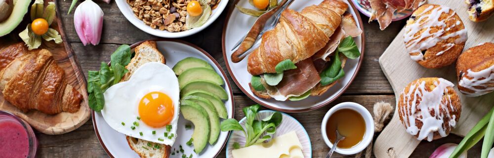 Sonntagsfrühstück mit Croissants, Spiegelei-Herz, Müsli & Muffins Sonntagsfrühstück