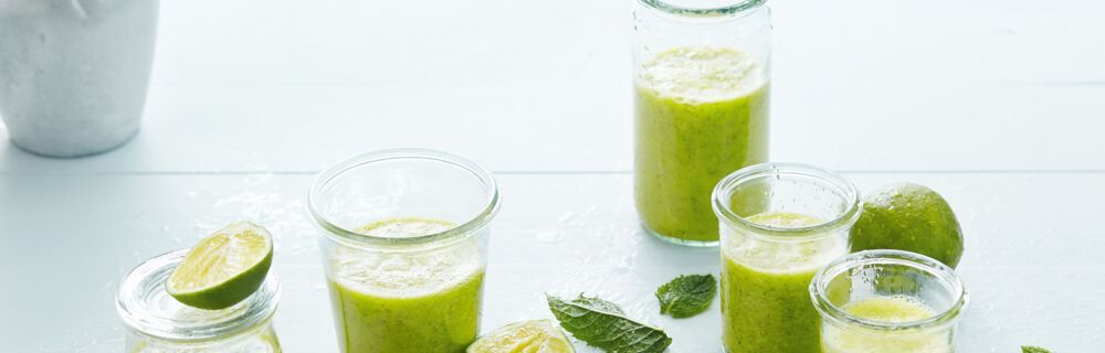 Minze-Avocado-Smoothie mit Sternanis Minze-Avocado-Smoothie mit Sternanis