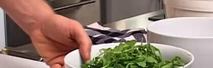 Rucola richtig putzen und verarbeiten Rucola richtig putzen und verarbeiten
