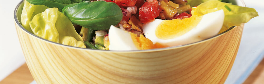 Basic cooking: Salat mit Ei und Avocado