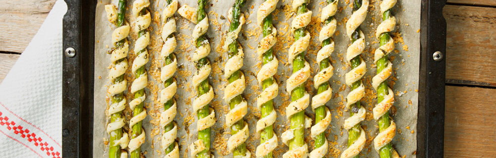 Gebackener grüner Spargel umwickelt mit Teig Spargel-Grissini