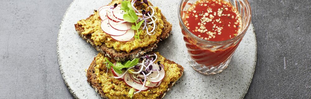 Curry-Hirse-Aufstrich auf Vollkornbrot Curry-Hirse-Aufstrich auf Vollkornbrot