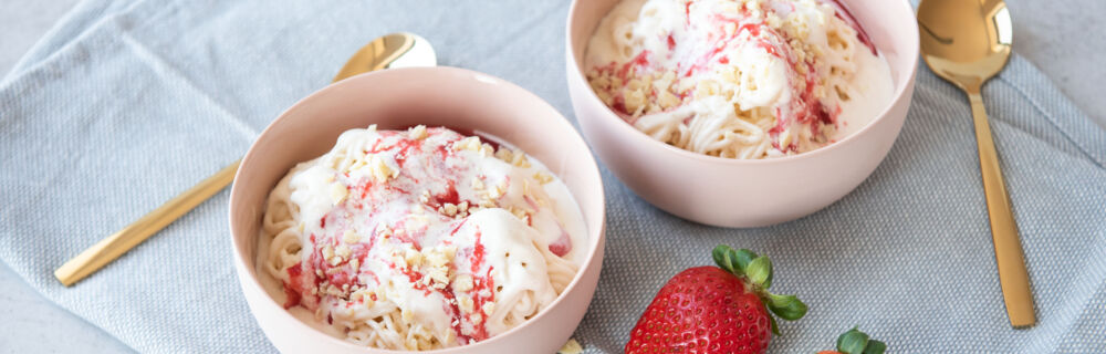 Selbstgemachtes Spaghettieis mit Erdbeeren Spaghettieis