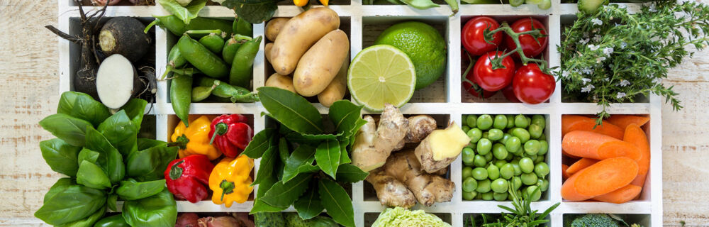 Verschiedenes Gemüse in einzelnen quadratischen Fächern Gemüse-Kasten