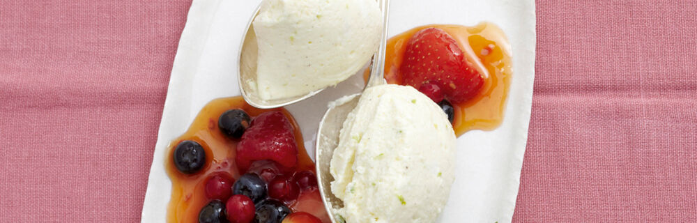 Orangen-Quarkmousse mit gemischtem Beerenkompott Orangen-Quarkmousse mit gemischtem Beerenkompott