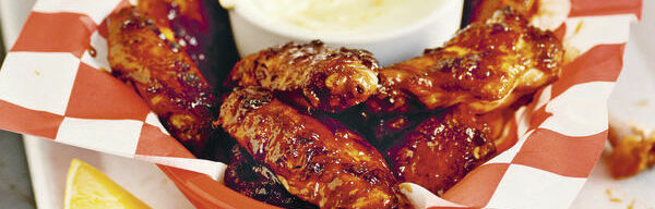 CHICKEN WINGS MIT BLUE CHEESE DIP CHICKEN WINGS MIT BLUE CHEESE DIP