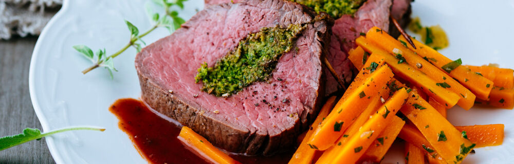 Gefülltes Rinderfilet mit glasierten Möhren Gefülltes Rinderfilet mit glasierten Möhren