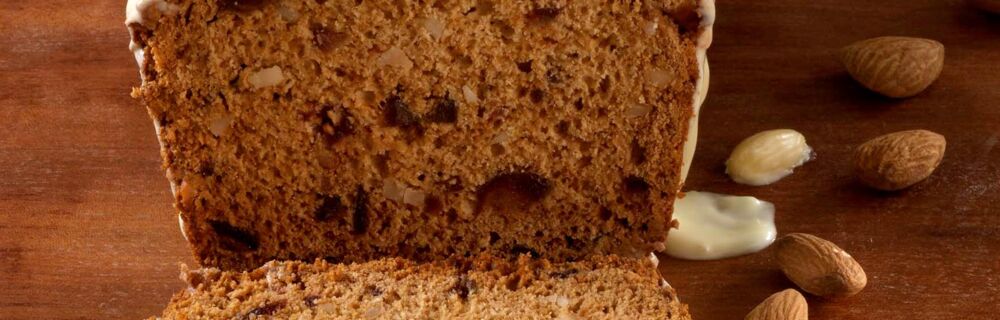 Honigkuchen mit Mandeln, Datteln und Preiselbeeren Honigkuchen mit Mandeln, Datteln und Preiselbeeren