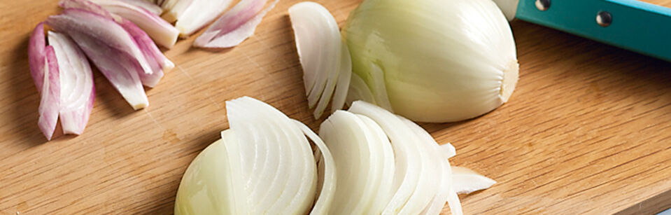 Buntes Ofengemüse Zwiebeln in Spalten schneiden Buntes Ofengemüse Zwiebeln in Spalten schneiden