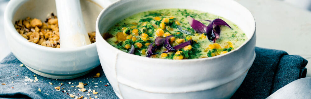 Grünkohl-Kokos-Suppe mit nussigem Sprinkle Grünkohl-Kokos-Suppe mit nussigem Sprinkle