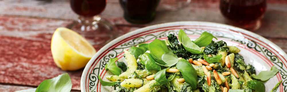 Pasta-Spinat-Salat mit frischem Basilikum-Pesto Pasta-Spinat-Salat mit frischem Basilikum-Pesto