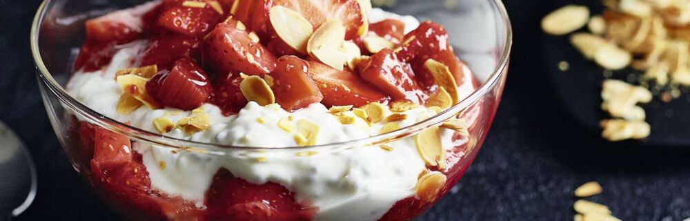 Chia-Joghurt mit Erdbeer-Rhabarber-Kompott Chia-Joghurt mit Erdbeer-Rhabarber-Kompott