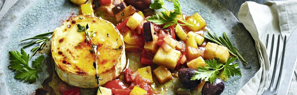 Ziegenkäse »brûlée« mit Ratatouille und schwarzen Oliven Ziegenkäse »brûlée« mit Ratatouille und schwarzen Oliven