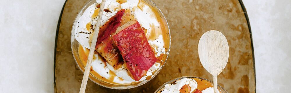 Rhabarberkompott mit Karamell, Joghurt und Baiser Rhabarberkompott mit Karamell, Joghurt und Baiser