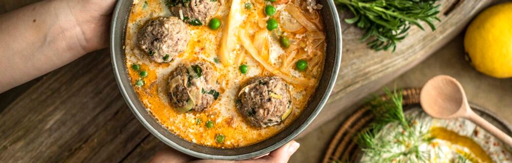 In Rumänien wird fleischlastig und sauer gegessen. Zu den typischen rumänischen Rezepten zählt daher auch die Ciorba, eine saure Gemüsesuppe mit Fleischklößchen. Rumänische Rezepte