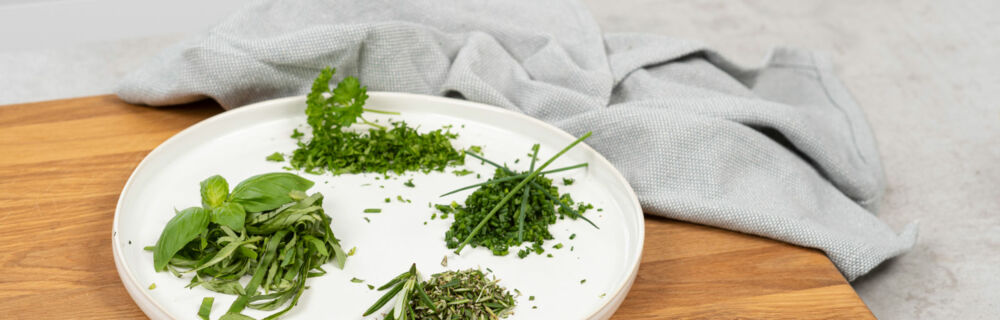 Kräuter schneiden Kräuter schneiden