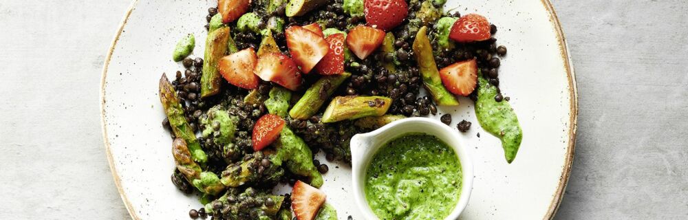 Spargel-Linsen-Salat mit Erdbeeren und Kräuterdressing Spargel-Linsen-Salat mit Erdbeeren und Kräuterdressing