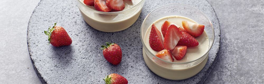 Kokos-Cotta mit Erdbeeren Kokos-Cotta mit Erdbeeren