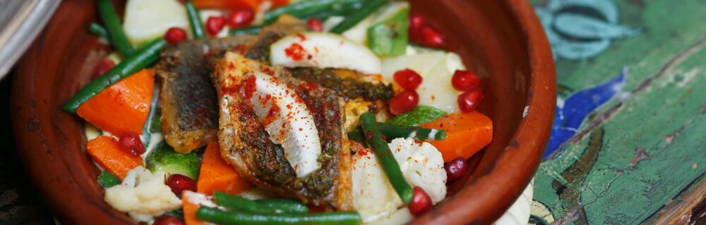 Die Tajine ist Kochgefäß und marokkanisches Nationalgericht gleichzeitig. Marokkanische Küche