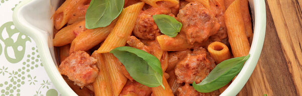 Penne mit Tomaten-Wurst-Sahne Penne mit Tomaten-Wurst-Sahne