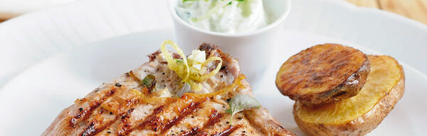 Gegrillte Schweinekoteletts mit Blechkartoffeln Gegrillte Schweinekoteletts mit Blechkartoffeln